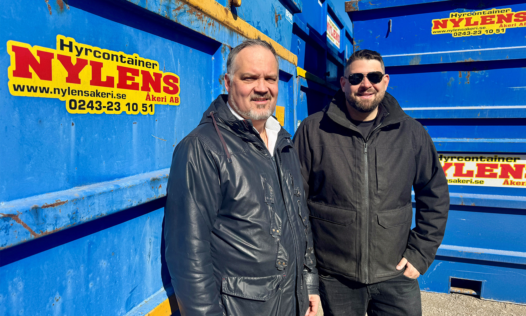Företagsrådgivaren Jerker Svanström och Jörgen Nylén står vid blåa containers